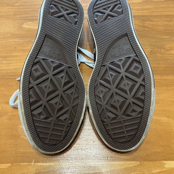 Women’s size 7 Black Low Top Converse Shoes - Picture 2 of 3